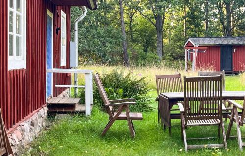two chairs and a table outside of a house at 3 Bedroom Lovely Home In Högsby in Högsby