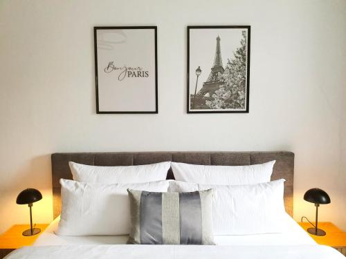 LIVATION - Apartments Hamm-Mitte - 2 Zi - Nespresso - SmartTV - freeWiFi - ausgestattete Küche - 24h Check-In - bis 4 Pers pro Apartmentにあるベッド