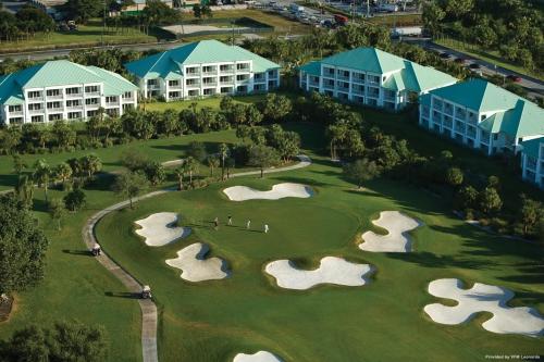 Una vista aérea de un campo de golf en un complejo turístico. en Doral Pool 1107 by Wave Properties, en Miami