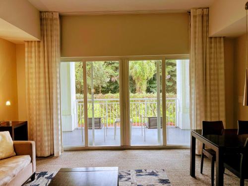 sala de estar con puertas correderas de cristal que dan a un patio en Doral Pool 1107 by Wave Properties, en Miami