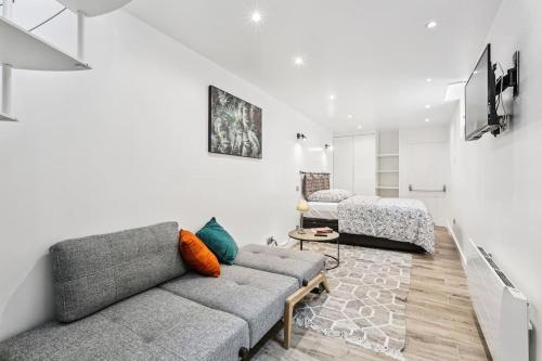 a living room with a couch and a bed at 03 Tour Eiffel Appartement pour 7 personnes in Paris