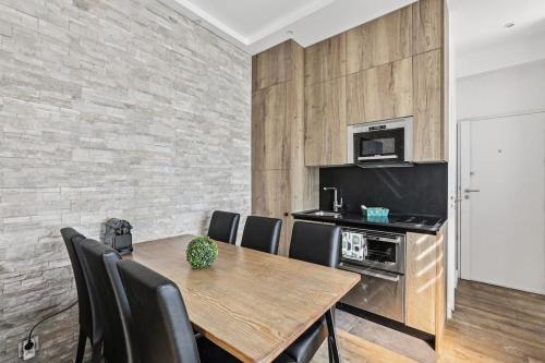 une salle à manger avec une table et des chaises en bois dans l'établissement 03 Tour Eiffel Appartement pour 7 personnes, à Paris