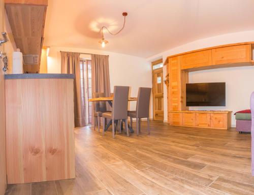 a kitchen and dining room with a table and chairs at Ca' di Pazient in Teglio