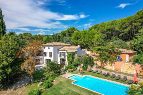 une vue aérienne d'une maison avec piscine dans l'établissement La Petite Maison - Mas des Sous Bois, à Ventabren