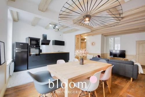 une salle à manger et un salon avec une table et des chaises dans l'établissement Nancy Centre Appartement entièrement rénové, à Nancy