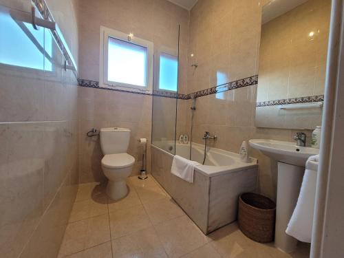 un bagno con un water, una vasca e un lavandino di A Casa do Escritor a Vila do Conde