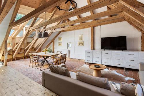 una sala de estar con un sofá y una mesa en House 66, en Brasov