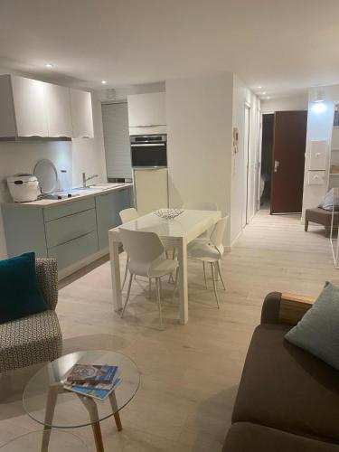Il comprend un salon et une cuisine avec une table et des chaises. dans l'établissement Roi Soleil latéral mer, à Le Touquet-Paris-Plage