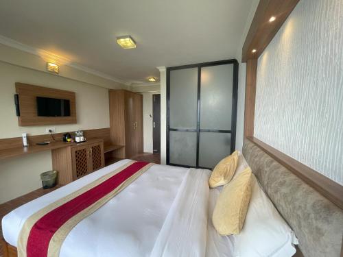 Postel nebo postele na pokoji v ubytování Hotel Himalayan Villa