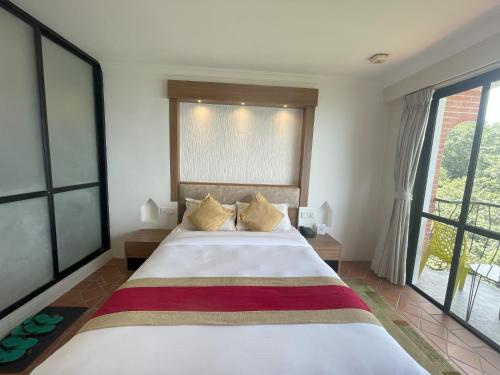 Postel nebo postele na pokoji v ubytování Hotel Himalayan Villa