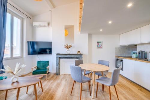 une cuisine et une salle à manger avec une table et des chaises dans l'établissement Le Cosy, Elegant, Calm, Central, Bright, à Marseille