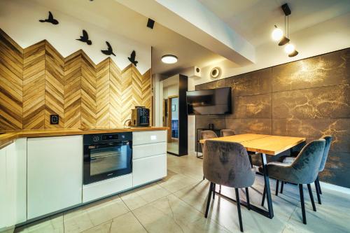 Kuchyňa alebo kuchynka v ubytovaní Kwarc G2 - Apartament Rodzinny - Prywatna SAUNA