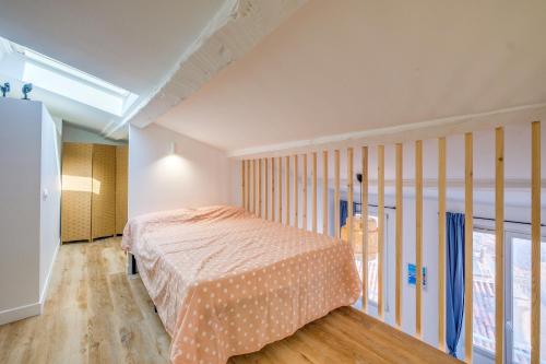 - une chambre avec un lit et un mur à rayures dans l'établissement Le Cosy, Elegant, Calm, Central, Bright, à Marseille