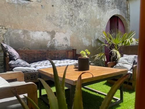 un salon avec une table et un canapé dans l'établissement Propriété IØ8 - Oléron, à Saint-Pierre-dʼOléron