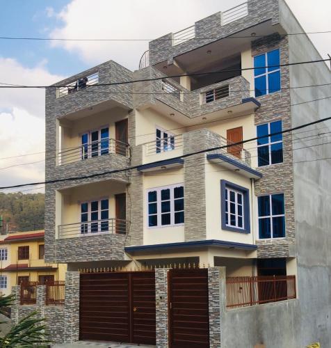 カトマンズにあるSerene B&B Kathmanduの門前の家