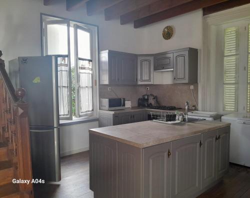 une cuisine avec un réfrigérateur et un plan de travail dans l'établissement Gîte Manoir Saint Thomas, à Oulmes