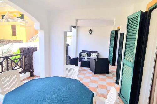 comedor con mesa azul y sillas blancas en Ke Casetta Tenerife Anais House, en Costa del Silencio