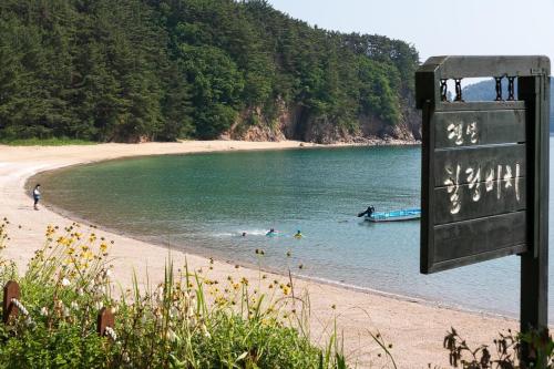 un gruppo di persone in acqua su una spiaggia di Healing beach pension a Taean