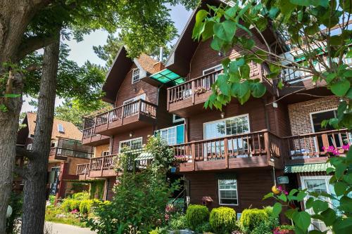un edificio con balconi sui lati di Healing beach pension a Taean