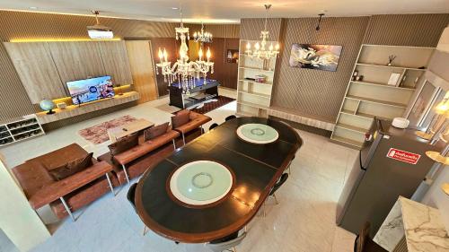 a living room with a dining room table and chairs at PhuriPoolvilla ภูริพูลวิลล่า in Hang Dong