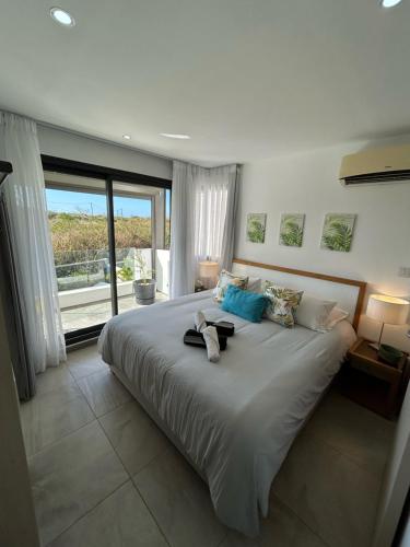 a large bed in a bedroom with a large window at Villa Halana, piscine privée et proche de Grand Baie in Pereybere