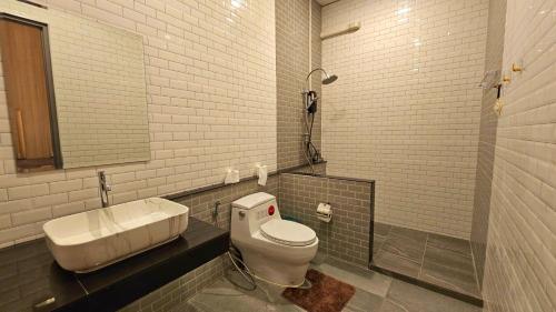 a bathroom with a white toilet and a sink at PhuriPoolvilla ภูริพูลวิลล่า in Hang Dong