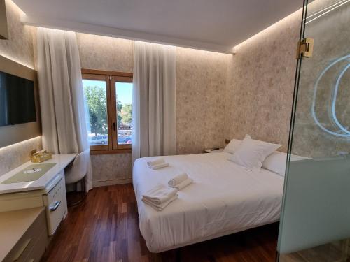 a bedroom with a bed and a sink and a shower at Hotel Boutique Mirasierra in Villacañas
