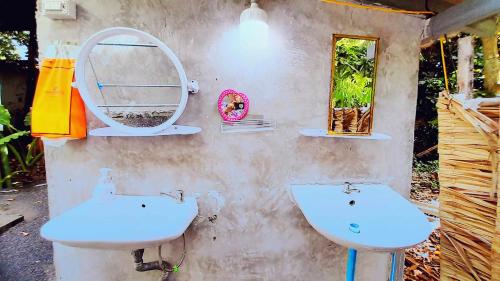 un bagno con lavandino e specchio di Neena S Hostel a Ban Nua