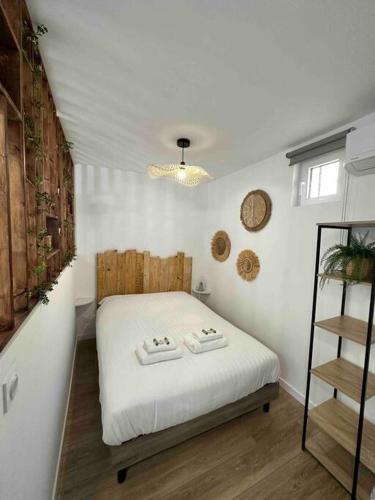 une chambre avec un lit avec deux serviettes dessus dans l'établissement Le Cocon de Montpellier - Hyper-Centre, Standing & Confortable, Full Équipé, à Montpellier