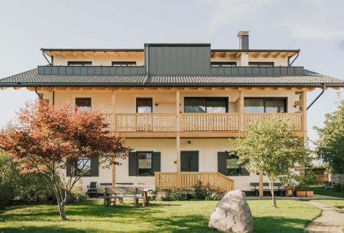 a large house with a deck and a yard at Apartments Schlernheim in Fie allo Sciliar