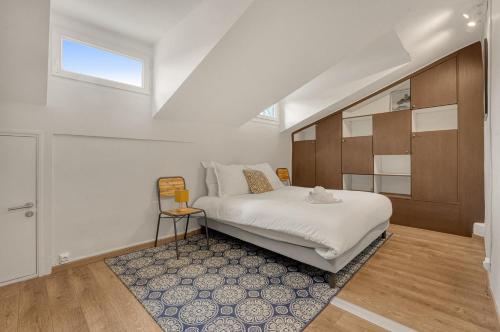 une chambre avec un lit blanc et une fenêtre dans l'établissement Madinina - Appt de 72 m² à Toulouse, à Toulouse