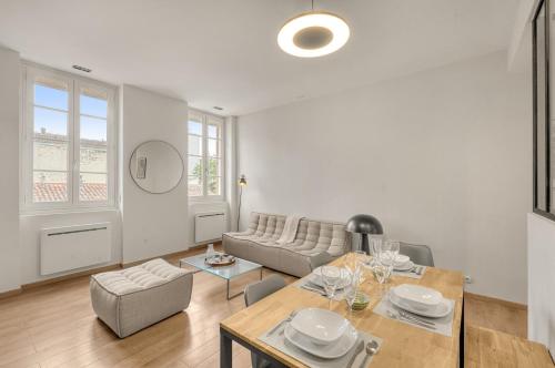 un salon avec une table et un canapé dans l'établissement Madinina - Appt de 72 m² à Toulouse, à Toulouse