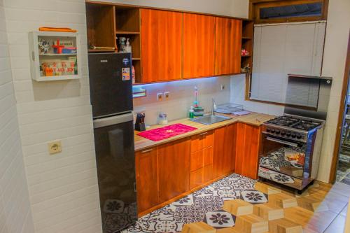 Кухня или мини-кухня в Villa D'Maguwo Suites
