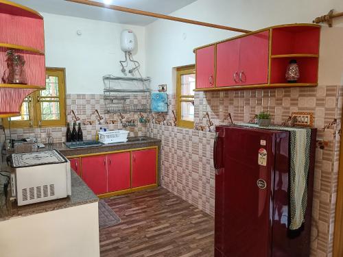 Una cocina o zona de cocina en AC 1BHK in Lower Dharamsala with power backup