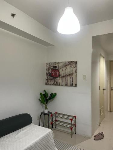 a bedroom with a bed and a sign on the wall at Moa Sea Residences Staycation in Manila