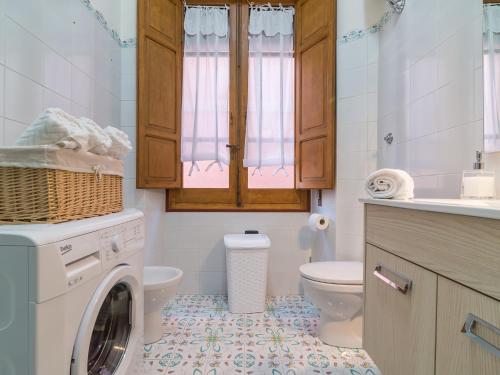 a bathroom with a washing machine and a toilet at Homeboutique in Cagliari