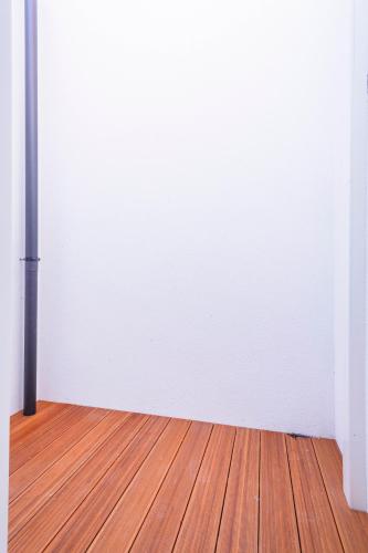 an empty room with a white wall and a wooden floor at Märch - Mechelen Goat 14 in Mechelen