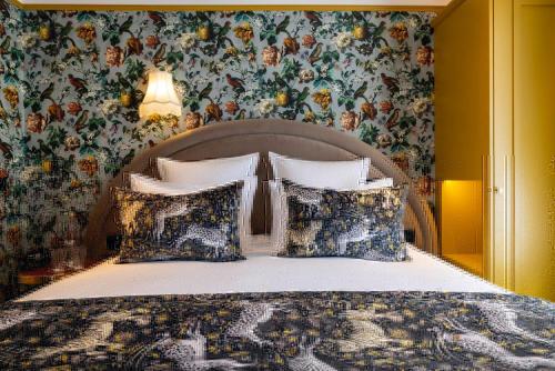 Кровать или кровати в номере Hôtel Ginette à la Folie & Spa