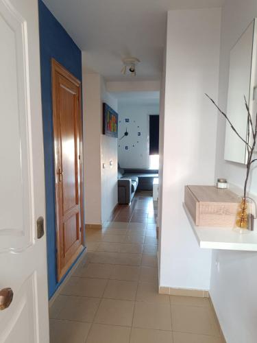 a hallway with a door and a tile floor at Mirador de los Navegantes in Sanlúcar de Barrameda
