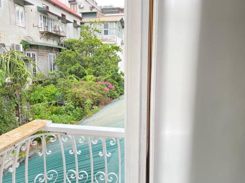 una vista desde una ventana de un balcón en Laca Homestay HangDa, en Hanói