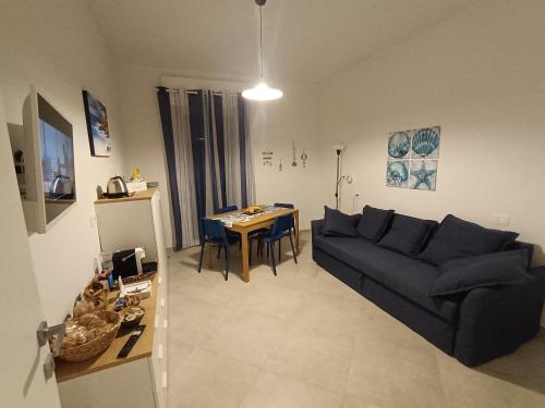 una sala de estar con un sofá y una mesa en Le Cale Apartment, en Livorno