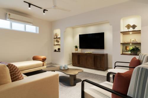 Телевизор и/или развлекательный центр в Avaanti Boutique Stays By Avaanti Stays