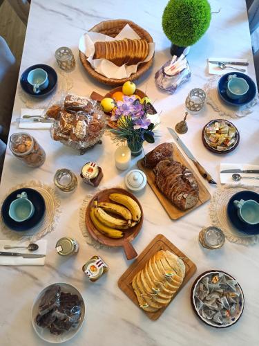 - une table avec des assiettes de nourriture et des desserts dans l'établissement Chez Célia Bed&Breakfast, à Champdeniers