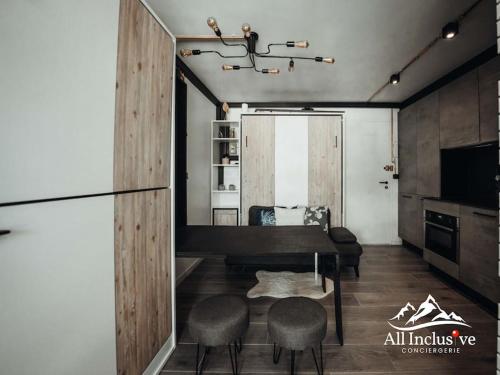 un salon avec une table et des chaises de salle à manger dans l'établissement Charmant Studio - Moderne - Proche centre, à Megève