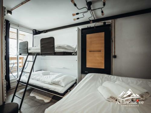 Cette chambre dispose de lits superposés et d'une échelle. dans l'établissement Charmant Studio - Moderne - Proche centre, à Megève