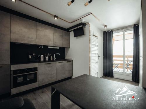 - une cuisine avec une table dans une pièce dans l'établissement Charmant Studio - Moderne - Proche centre, à Megève