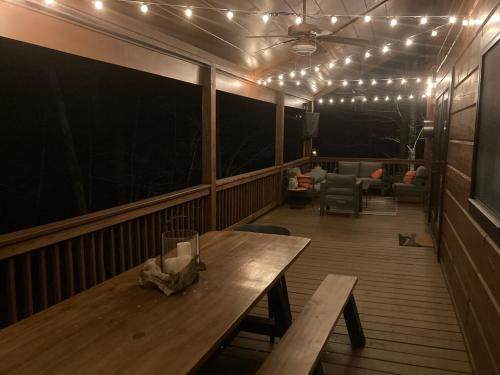 Χώρος καθιστικού στο Cabin Getaway Near Atlanta Slide Deck Hot Tub