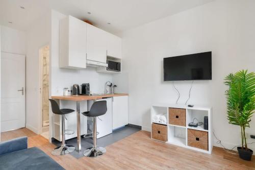 un salon blanc avec une table et des chaises dans l'établissement Charmant studio équipé à Créteil, à Créteil