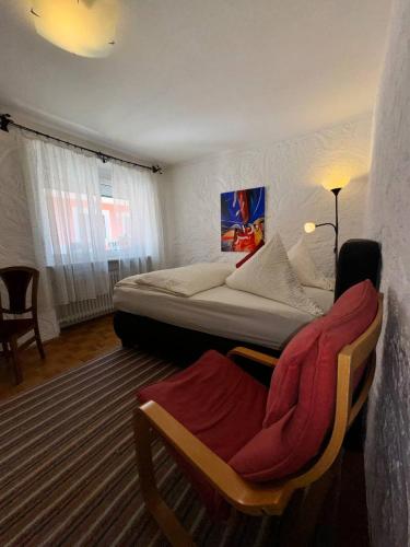 Una cama o camas en una habitación de Hotel Zrenners GARNI