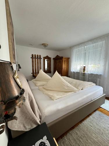Una cama o camas en una habitación de Hotel Zrenners GARNI